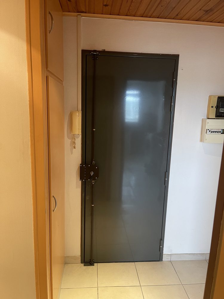 Porte blindée anthracite avec verrou multipoints
