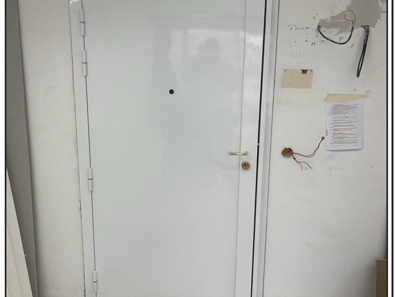 Porte après super blindage, finition blanche et bâti renforcé