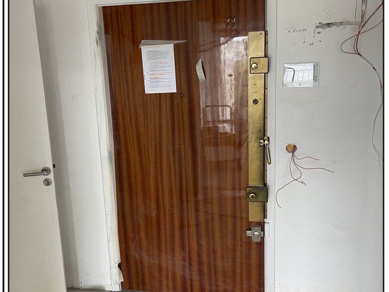 Porte d'entrée en bois avant renforcement, serrure apparente