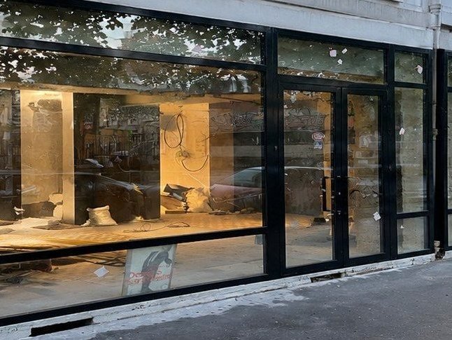 Façade de magasin sur mesure après installation, vitrine vitrée avec structure métallique noire