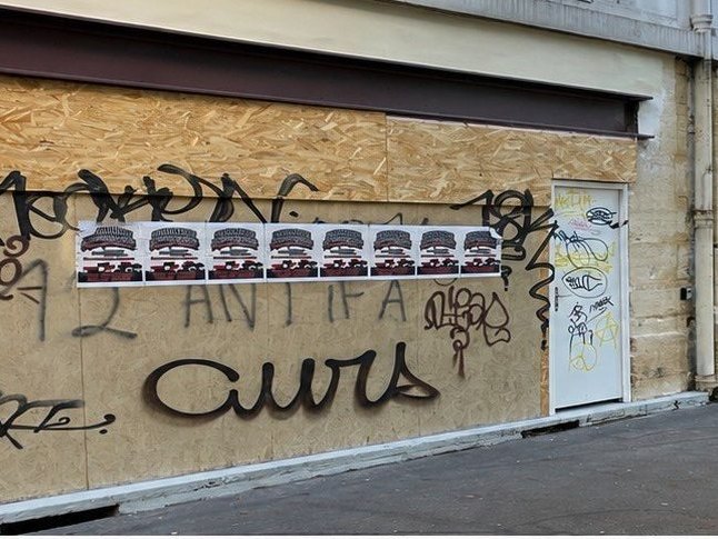Devanture de magasin avant intervention, panneaux de bois et façade dégradée